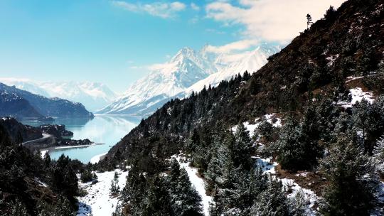 雪山湖泊航拍