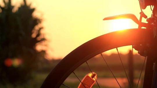 黄昏停放的自行车车轮特写镜头