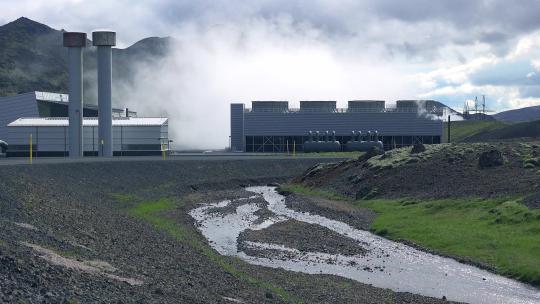冰岛的一个地热发电厂 