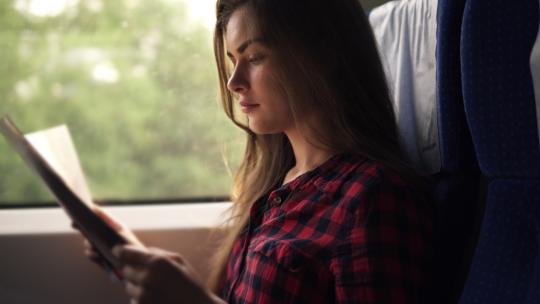 在火车上看书的女孩