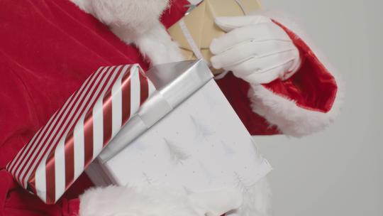 圣诞老人拿着许多礼物的特写镜头
