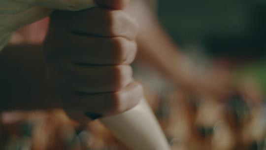 糕点师使用奶油袋挤奶油的特写视频素材模板下载