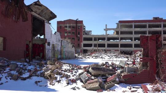 中底特律密歇根州附近的破旧被毁的汽车厂视频素材模板下载