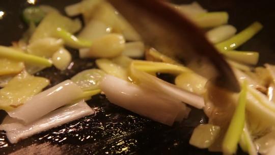 葱姜炝锅炒制底料 (5)视频素材模板下载