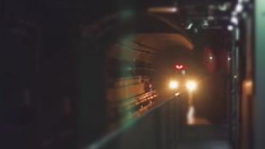 4k原创实拍地铁进站出站换线内卷视频素材模板下载