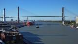 萨凡纳河和带拖船的桥高清在线视频素材下载