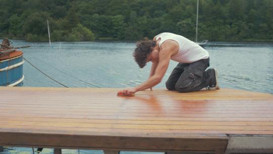 人用手打磨船的木屋顶木视频素材模板下载