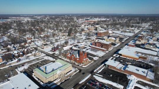 俄亥俄州沃伦市白雪屋顶的无人机视图