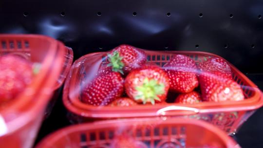 货架上保鲜盒里的草莓水果视频素材模板下载
