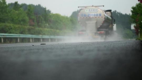 雨后高速公路上的汽车和摩托车