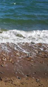 实拍夏日海浪拍打沙滩鹅卵石