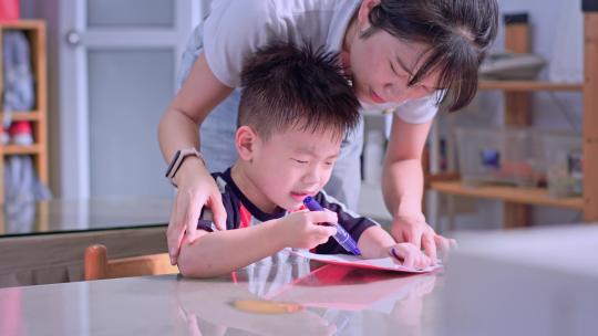 幼儿园的老师和孩子们玩耍学习