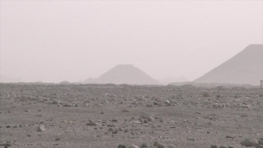 新疆 风沙天气 干旱的山坡 砾石地 组镜