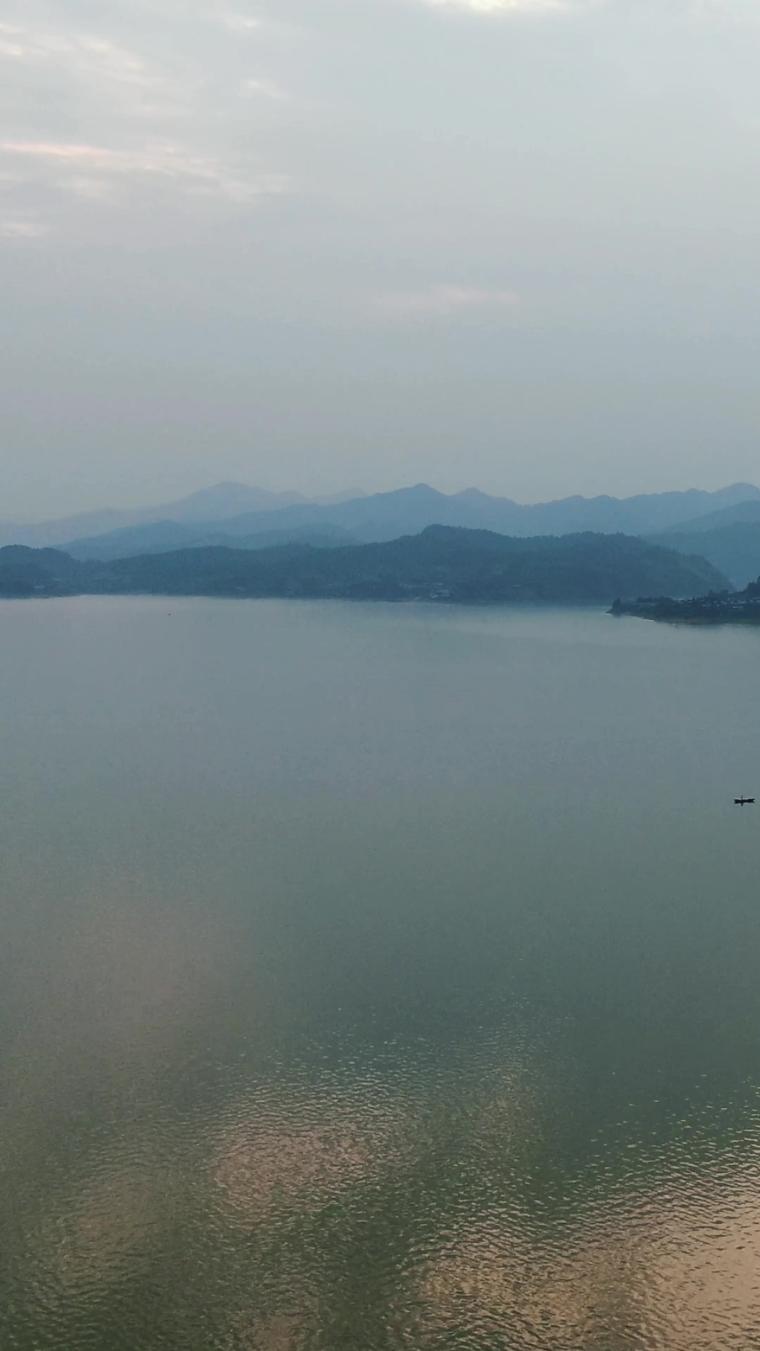 航拍湖面倒影晚霞竖屏