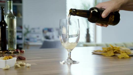 把啤酒倒在玻璃杯上视频素材模板下载