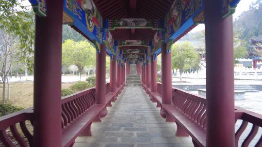 冬天里的郴州临武东林寺回廊走动镜头视频素材模板下载