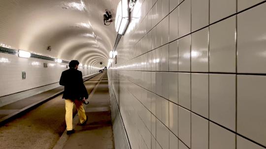 男人在地铁站行走视频素材模板下载