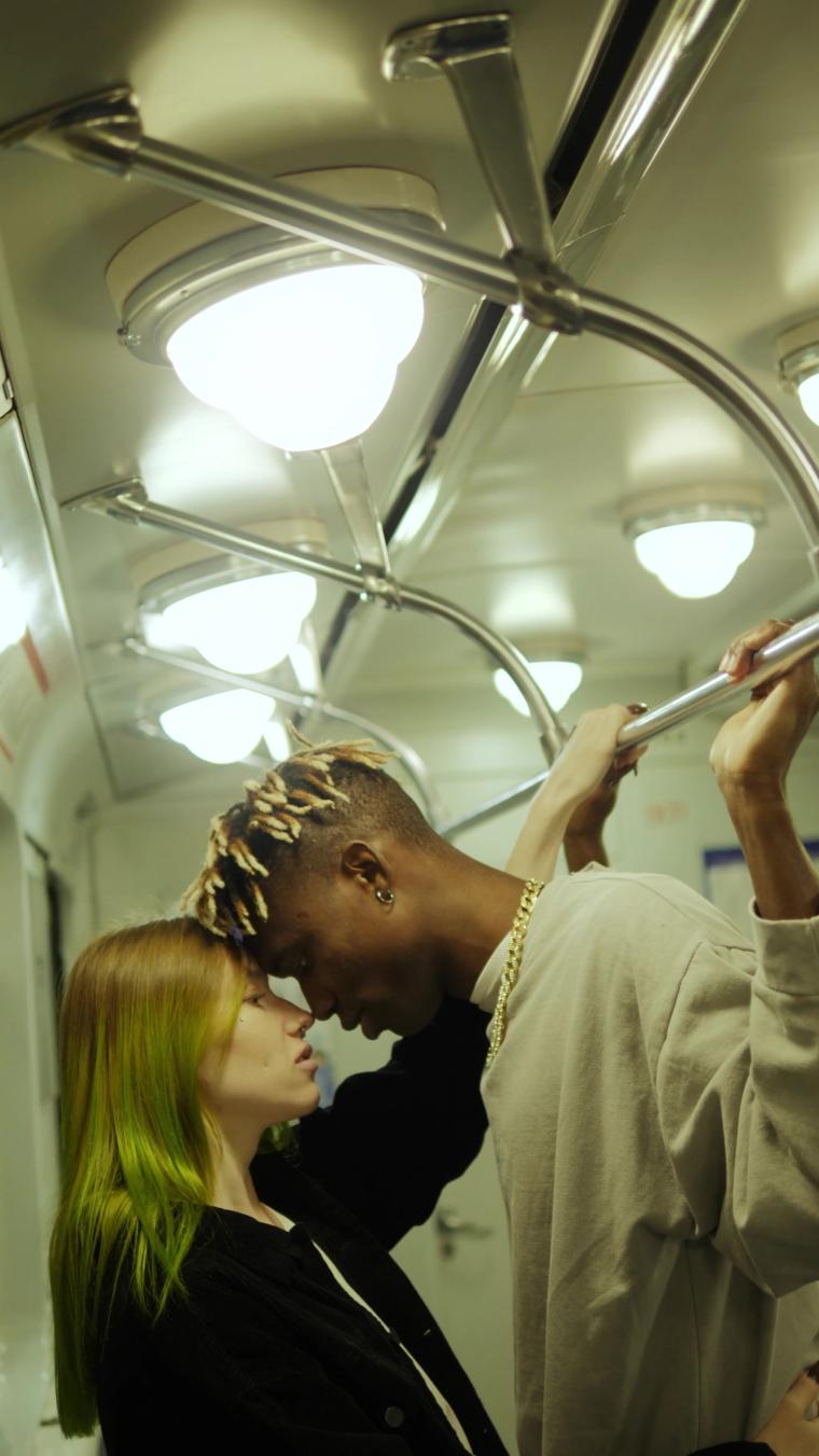 一对情侣站在火车车厢里接吻竖屏