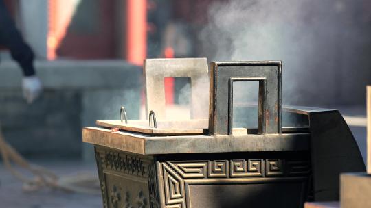4K升格实拍北京雍和宫燃烧着贡香的香炉视频素材模板下载