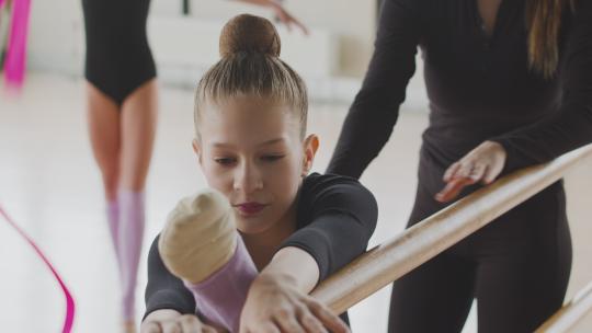 芭蕾舞老师纠正女学生姿势视频素材模板下载
