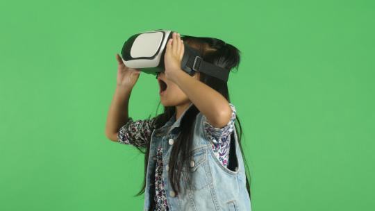 女孩探索虚拟现实世界