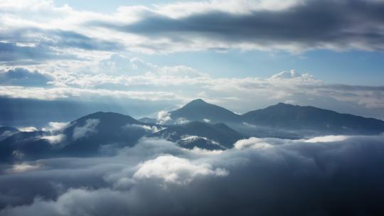 云雾缭绕的山川大地