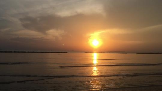 从海滩上看地平线上的日出