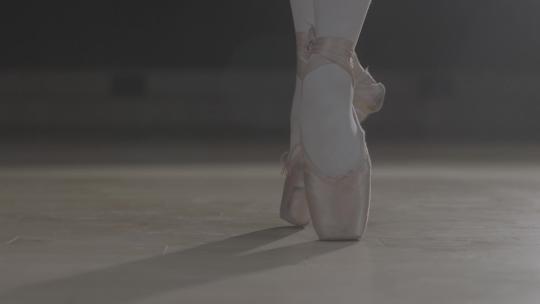 唯美穿着芭蕾舞鞋踮着脚尖跳舞的芭蕾演员