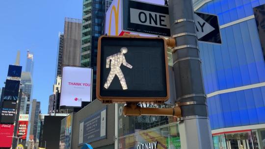 街道十字路口的交通信号灯视频素材模板下载