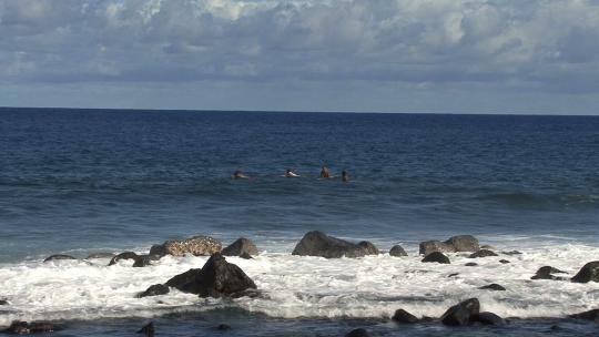 海浪拍打着海岸岩石