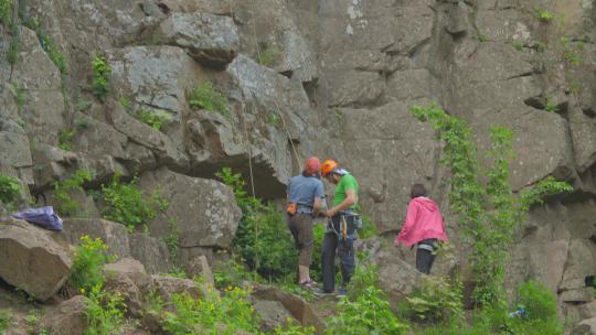 攀岩运动员在准备攀岩
