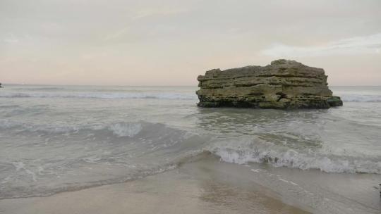 海浪拍打着一块大岩石