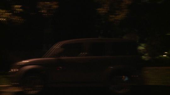 夜晚沿着街道行驶的汽车