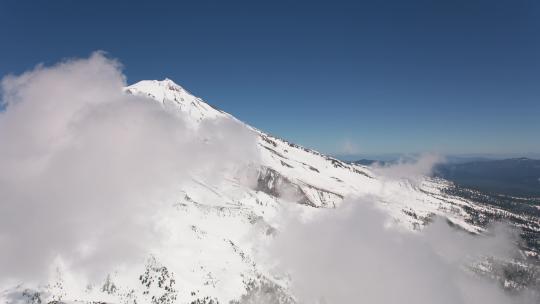 雪山上的云层景观视频素材模板下载