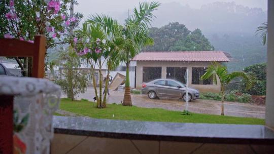 下雨雨景慢镜头视频