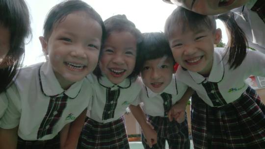小孩笑脸学生快乐孩子的笑容微笑儿童节幸福