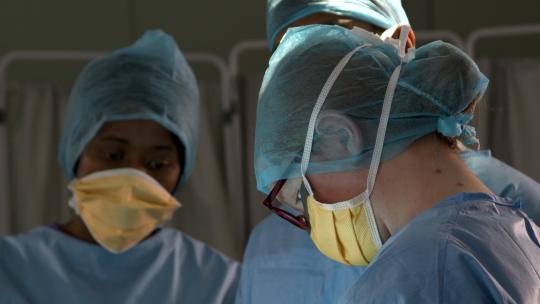 外科医生和护士低头做手术视频素材模板下载