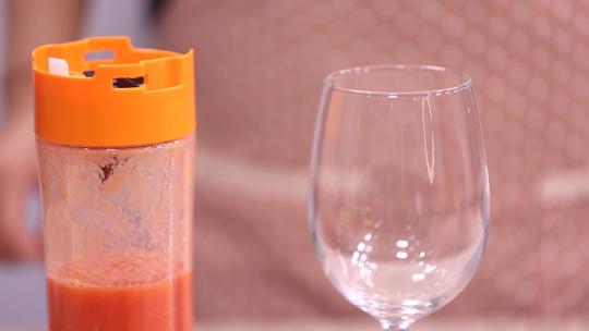 鲜榨果汁胡萝卜蔬菜汁 (2)视频素材模板下载