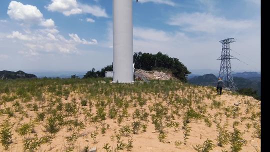 山顶上巨大的白色风力发电塔
