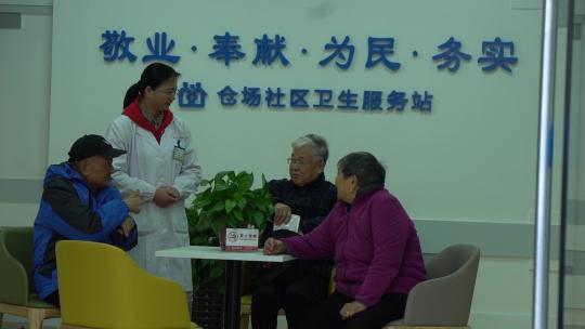 老年人在社区医疗中心做检查