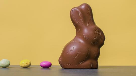 巧克力蛋和兔子的定格镜头