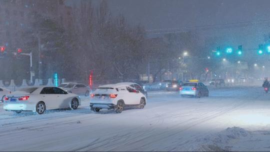 暴风雪夜中的城市道路交通