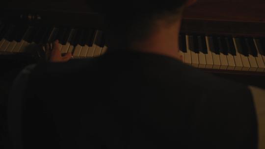 演奏钢琴的男人