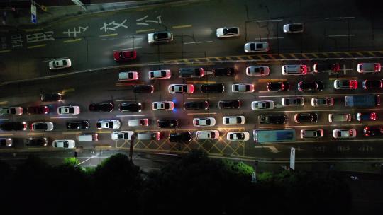 夜晚拥堵的城市道路航拍