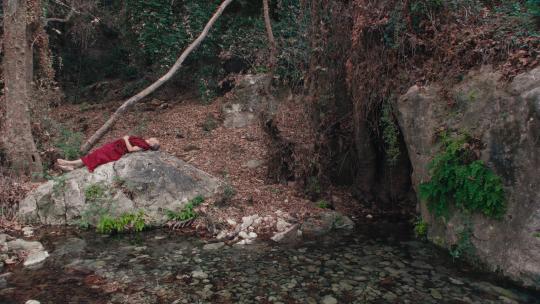 躺在岩石上休息的僧侣