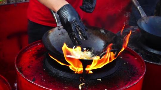 在大火的锅里做饭的人视频素材模板下载