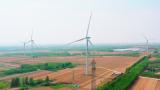 航拍麦地里的风车-风力发电新能源高清在线视频素材下载