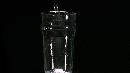 装满一品脱玻璃杯的水