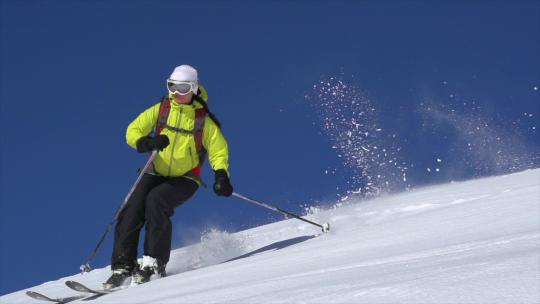 一个女人在粉雪上滑雪