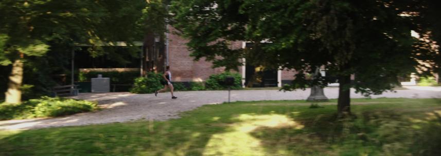 运动员在森林公园里跑步